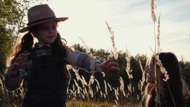 Sakin Anne Şapkalı Mutlu Küçük Kızın Sinematik Atmosferik Çekimi Arka — Stok video