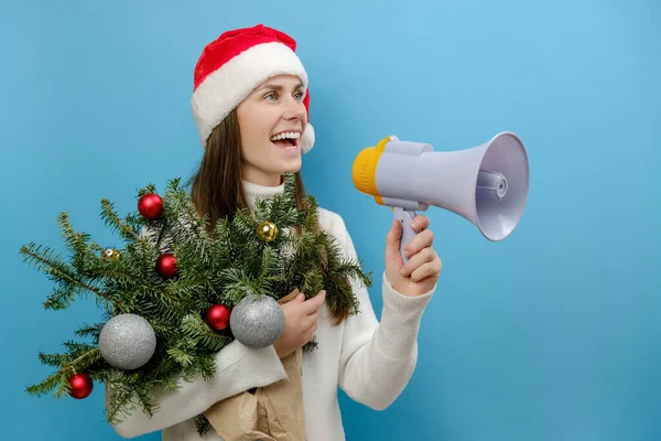 Sorridente Giovane Femmina 20S Indossa Accogliente Maglione Bianco Cappello Natale — Foto Stock
