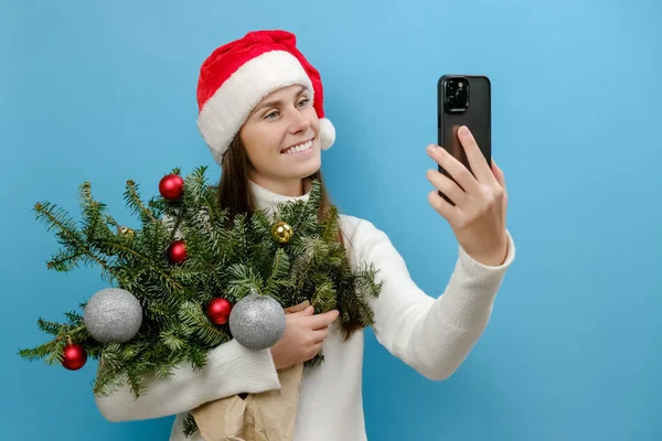 Ritratto Giovane Donna Bruna Carina Positiva Nel Cappello Babbo Natale — Foto Stock