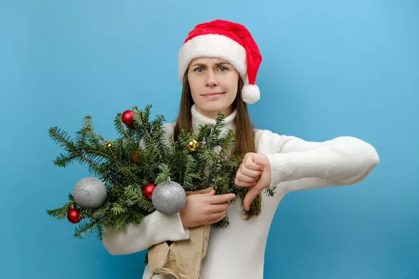 Insoddisfatto Accigliato Giovane Donna Caucasica Indossa Maglione Bianco Natale Cappello — Foto Stock
