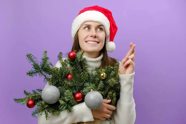 Ritratto Affascinante Giovane Femmina Cappello Natale Tenere Bouquet Rami Abete — Foto Stock