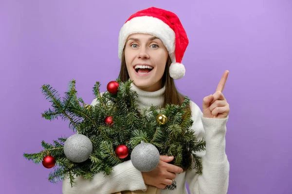 Allegro Ragazza 20S Indossa Accogliente Maglione Bianco Cappello Rosso Natale — Foto Stock