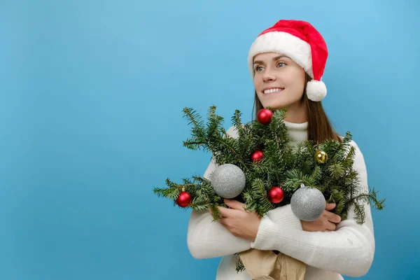 Sorridente Giovane Donna Anni Cappello Rosso Natale Tenere Bouquet Rami — Foto Stock