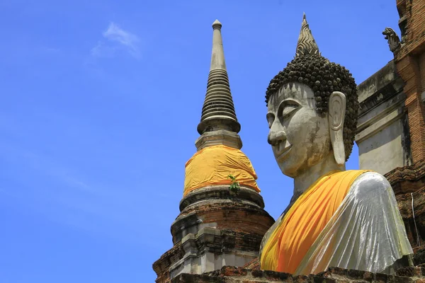 Stupa und Buddhastatuen — Stockfoto
