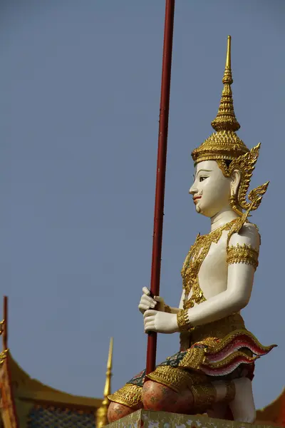 Unghiul statuii în templul thailandez — Fotografie, imagine de stoc