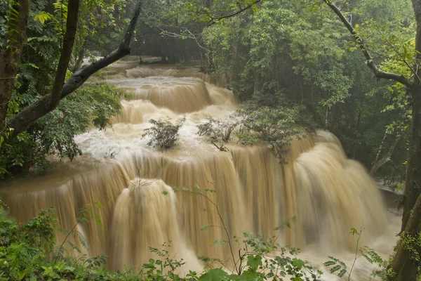 Cascade dans le parc national, province de Kanchanaburi, Thaïlande — Photo