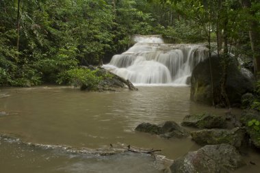 yağmur mevsimi Erawan şelale.