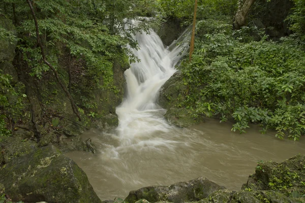 Cascade d'Erawan, Kanchanaburi, Thaïlande. — Photo