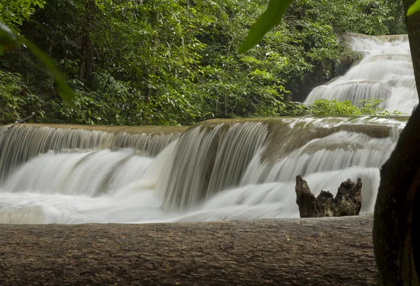 Cascada de Erawan en la temporada de lluvias . —  Fotos de Stock