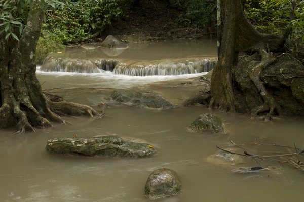 Wasserfall im tiefen Wald — Stockfoto