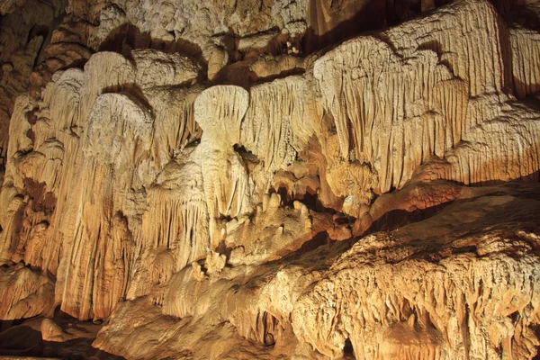 Dentro das estalactites da caverna — Fotografia de Stock
