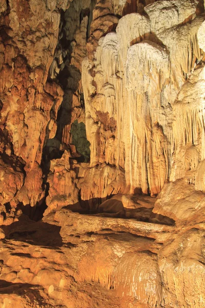 里面的洞穴钟乳石 — 图库照片