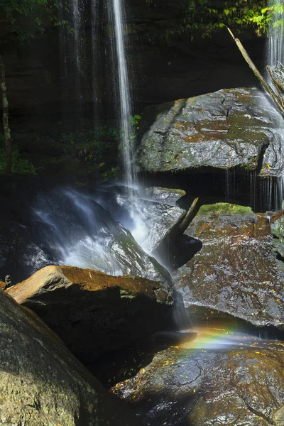 Vattenfall i djupa skogen — Stockfoto