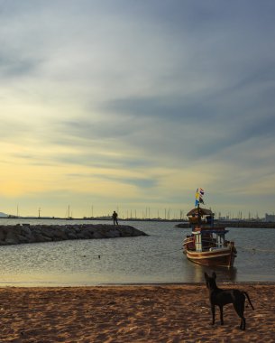 sunset beach, geleneksel Tay tekneler.