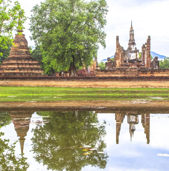 Reflexão bela paisagem de Mahathat Templo — Fotografia de Stock