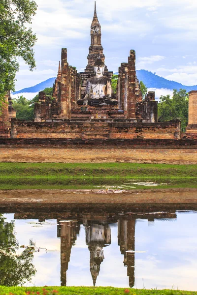 Reflexão bela paisagem de Mahathat Templo — Fotografia de Stock