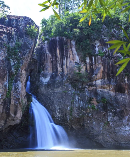 Sohbet trakan şelale Trakan Nationalpark sohbet Tayland at — Stok fotoğraf