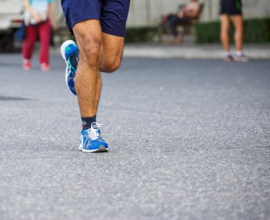 ayrıntı ayakları ve koşucu bir maraton yarışı başlangıç