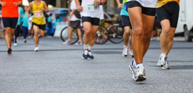 ayrıntı ayakları ve koşucu bir maraton yarışı başlangıç