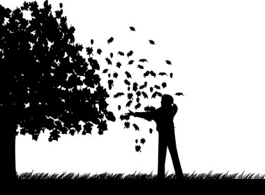 siluet sonbahar veya sonbahar parkında ağaçtan düşen yaprakları ile parkta oynayan çocuk