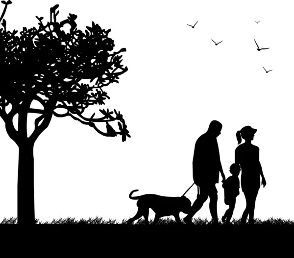 Aile köpek bahar silueti ile parkta yürüyüş