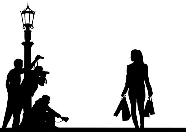 Знаменитости и скрытые папарацци фотографируют на улице.
