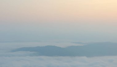 Güneşin doğuşunda sisli bir manzara
