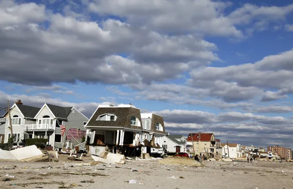 Strandhuis vernietigd in de nasleep van orkaan zandstrand in far rockaway, ny — Stockfoto