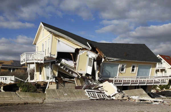 Strandhuis vernietigd in de nasleep van orkaan zandstrand in far rockaway, ny — Stockfoto