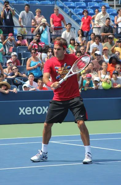 Diecisiete veces campeón del Grand Slam Roger Federer practica para el Abierto de Estados Unidos en el Billie Jean King National Tennis Center —  Fotos de Stock