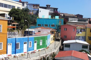 renkli evlerin hill bellavista ayında valparaiso, Şili