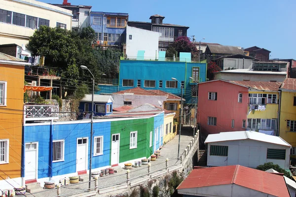 多彩房子在山贝拉维斯塔在瓦尔帕莱索，智利 — 图库照片