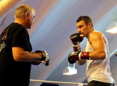 Şu anki dünya ağır siklet şampiyonu boksör vitali klitschko şampiyonluk maçı için hazırlanıyor