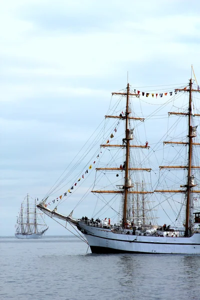 Navi a vela nel porto di New York durante la settimana della flotta di New York il 22 maggio 2012 nel porto di New York . — Foto Stock