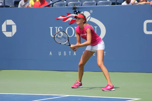 La tenista profesional Daniela Hantuchova practica para el Abierto de los Estados Unidos en el Billie Jean King National Tennis Center — Foto de Stock