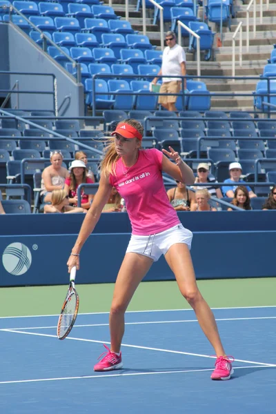 Professionelle tennisspielerin daniela hantuchova übt für uns open at billie jean king national tennis center — Stockfoto