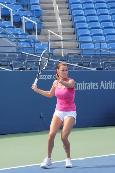 职业网球球员阿格 radwanska 做法为我们打开在比利 · 简 · 金国家网球中心 — 图库照片