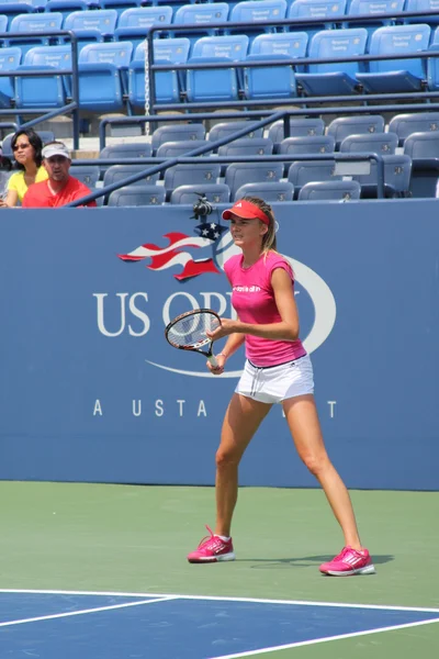 Professionele tennisspeelster daniela hantuchova praktijken voor ons in billie jean king open national tennis center — Stockfoto