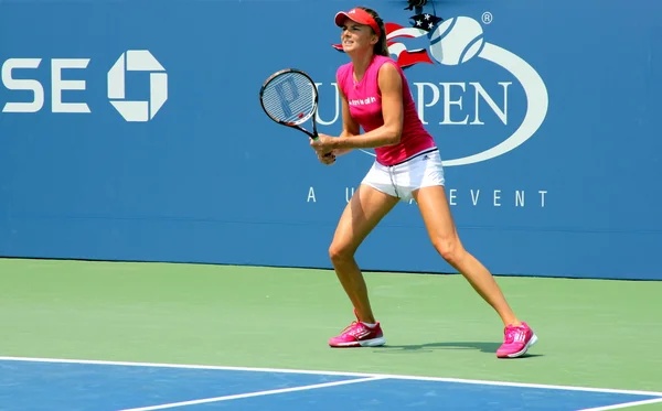 Professionelle tennisspielerin daniela hantuchova übt für uns open at billie jean king national tennis center — Stockfoto