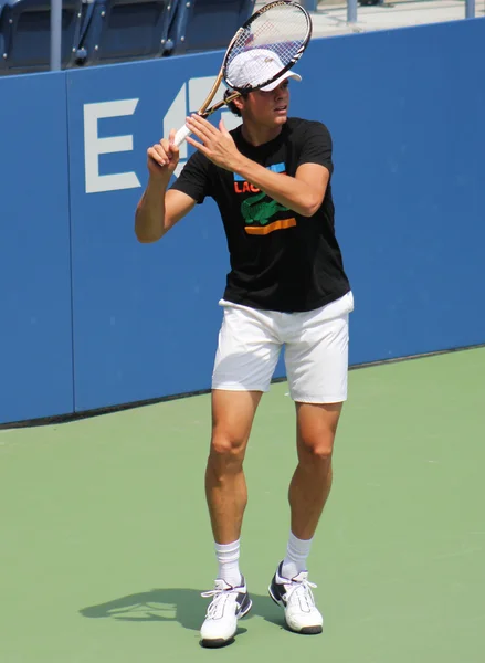 El tenista profesional Milos Raonic practica para el Abierto de los Estados Unidos en el Billie Jean King National Tennis Center — Foto de Stock