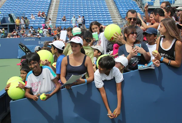 テニスのファンはビリー ・ ジーン ・ キングにサインを待っているナショナル テニス センター — ストック写真