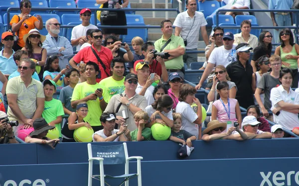 Fanów tenisa czeka na autografy w billie jean king krajowych kortów tenisowych — Zdjęcie stockowe