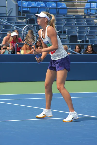 Cuatro veces campeona del Grand Slam Maria Sharapova practica para el Abierto de los Estados Unidos en el Estadio Louis Armstrong en el Billie Jean King National Tennis Center — Foto de Stock