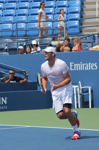 Grand slam şampiyonu andy roddick uygulamaları bizim için billie jean king Ulusal Tenis Merkezi'ni açın. — Stok fotoğraf