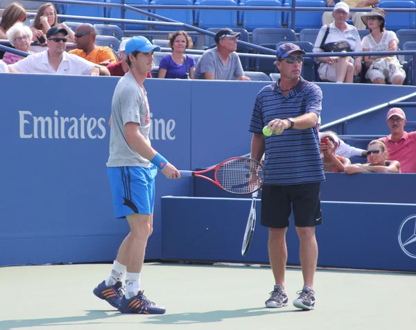 Le champion du Grand Chelem Andy Murray avec son entraîneur Ivan Lendl s'entraîne pour l'US Open au Billie Jean King National Tennis Center — Photo