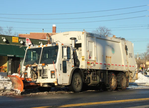 Nova Iorque departamento de saneamento, limpeza de ruas de brooklyn, ny em 9 de fevereiro de 2013 após enorme tempestade de neve nemo greves nordeste — Fotografia de Stock