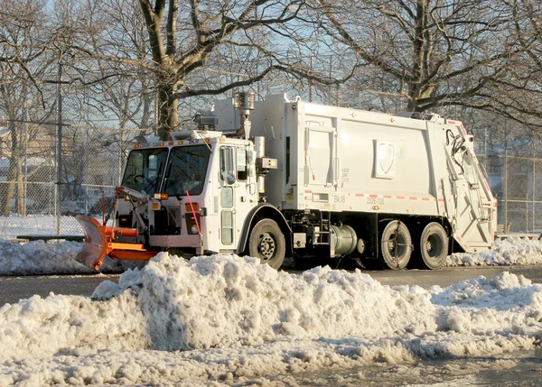 New York Department of Hygiene Reinigung Straßen in brooklyn, ny am 9. Februar 2013 nach massiven Schneesturm nemo schlägt Nordosten — Stockfoto