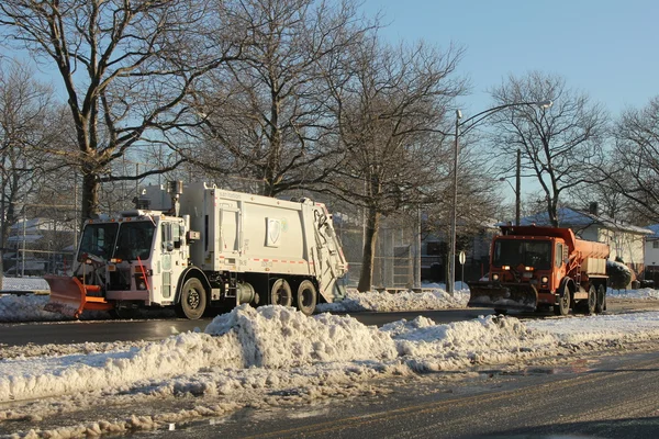 Nova Iorque departamento de saneamento, limpeza de ruas de brooklyn, ny em 9 de fevereiro de 2013 após enorme tempestade de neve nemo greves nordeste — Fotografia de Stock