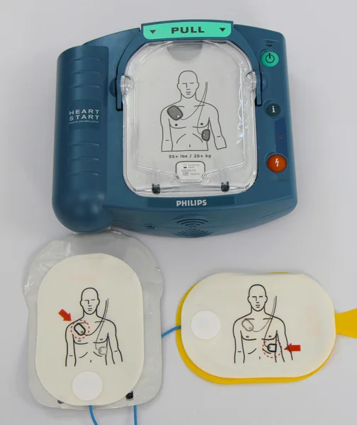 Automatisk extern defibrillator och kuddar — Stockfoto