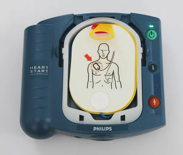Automatisk extern defibrillator. — Stockfoto